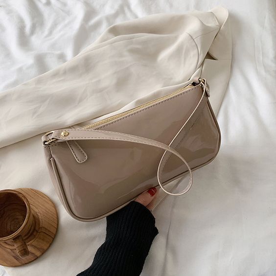 The Armpit Bag That Office Workers Like