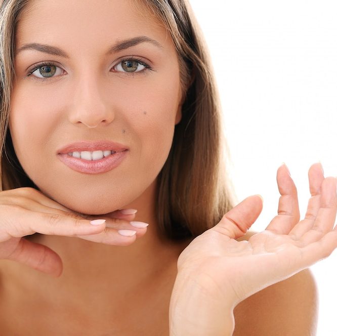 Achieving the “No-Makeup Makeup Look” Through Skincare